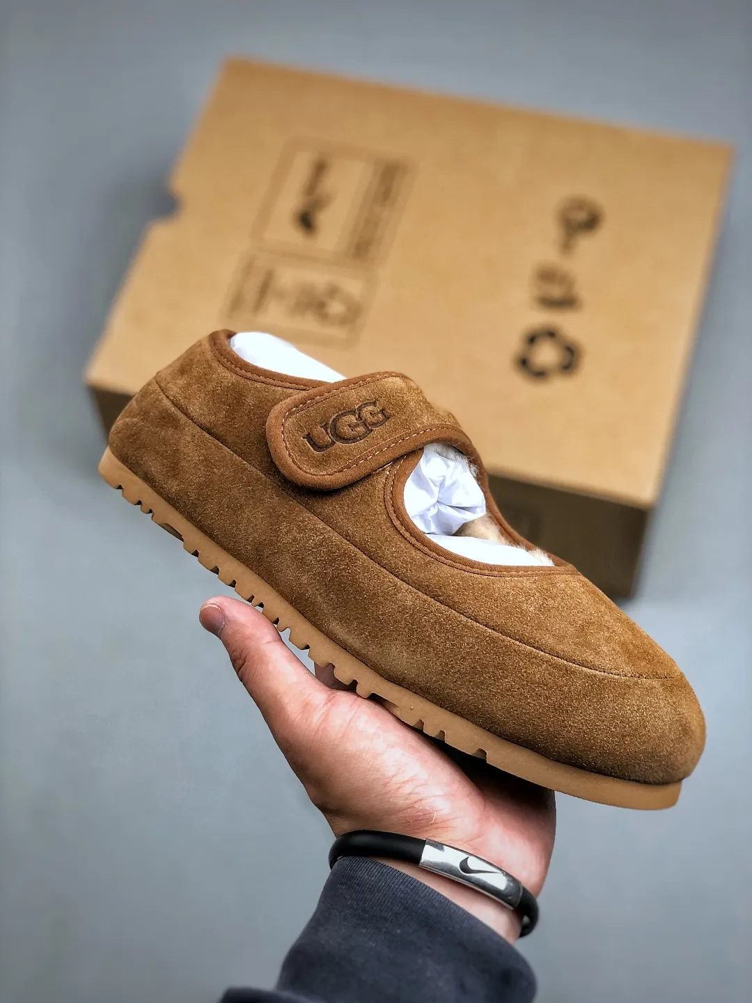 Local self-pickup 💰520 supports store release. The best-selling model on the entire network at the end of the year, UGG Mary Jane Mule slippers, 1.5CM thin sole, women's model, Xiaohongshu hot model, produced by a major foreign trade factory in Guangzhou, from toe to insole, real sheep fur, independent outer box packaging, craftsmanship, different from any version on the market, 1.5Ccm thin sole, independent original development of outsole, cashmere insole, keeping warm in winter, going out, and a very suitable choice for home use. This year uug launches a style series Partly catered to the preferences of young consumers, it has also moved to the forefront of fashion trends. Shoe body material: suede upper, 17mm UGGPURE™ implanted wool insole, lightweight non-slip and comfortable rubber outsole, with brand LOGO and trademark, with full packaging Size: 35-40